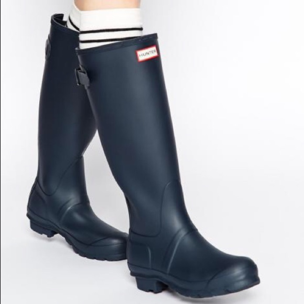 women’s navy blue hunter boots size US 6